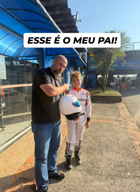 Ben Leite recebendo o apoio do pai no kartódromo