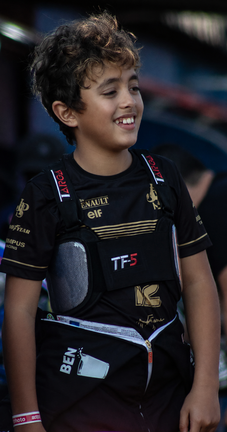 Ben Leite sorrindo e usando equipamento de proteção para kart