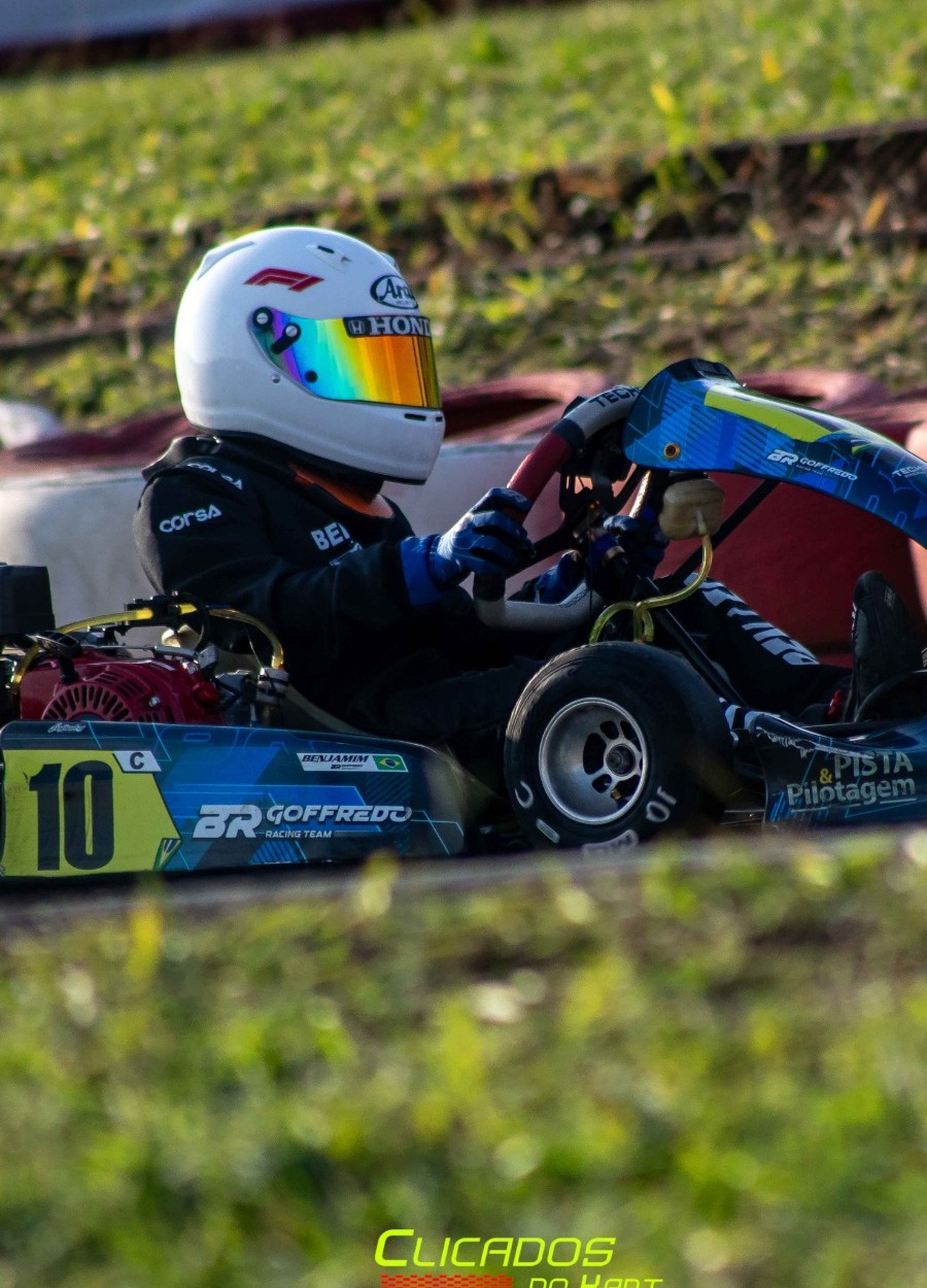 Ben Leite mantendo constância com o kart número 10 durante o treino
