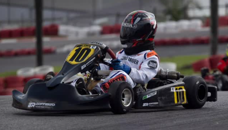 Ben Leite conduzindo o kart número 10 durante uma corrida