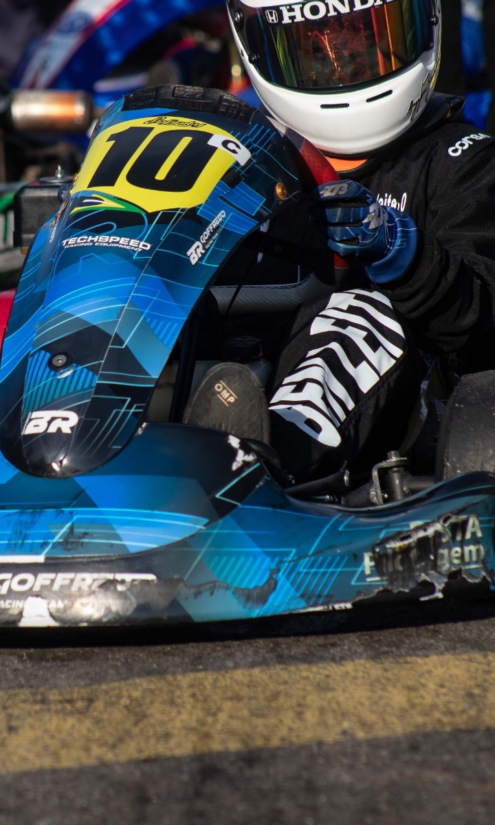 Ben Leite concentrado ao volante do kart número 10