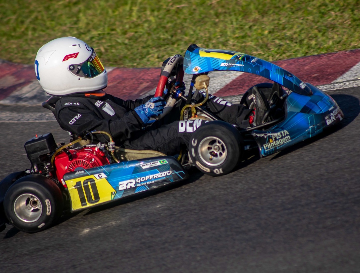 Ben Leite conduzindo sozinho o kart número 10 ao longo do traçado