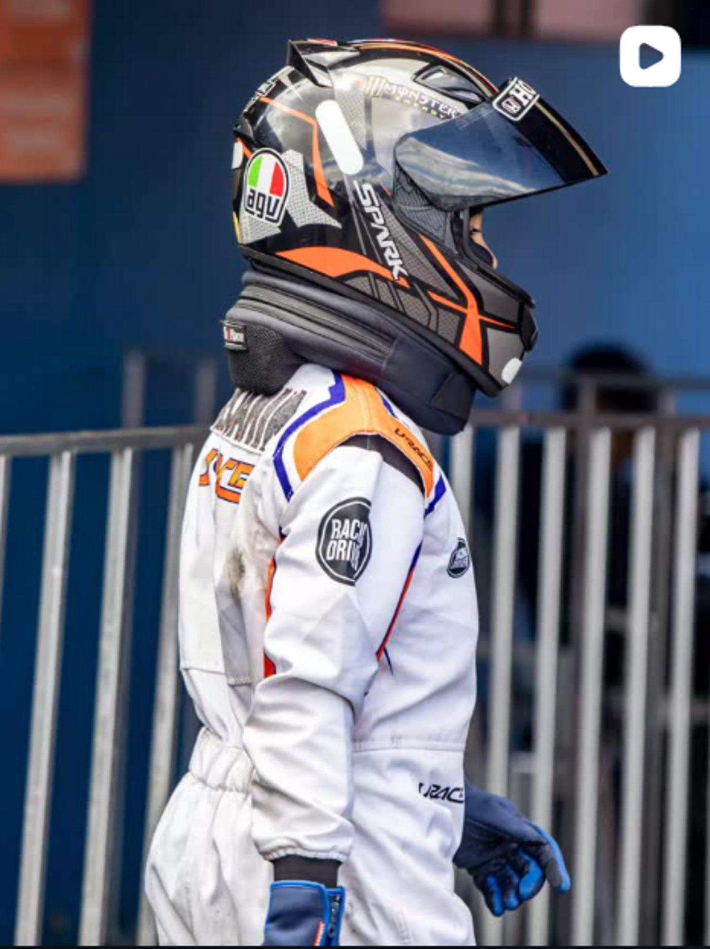 Ben Leite de macacão e capacete no kartódromo