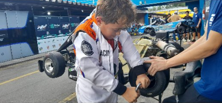 Ben Leite participando da preparação do kart nos boxes