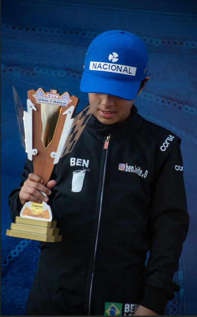 Ben Leite contemplando o troféu conquistado na Copa São Paulo de Kart