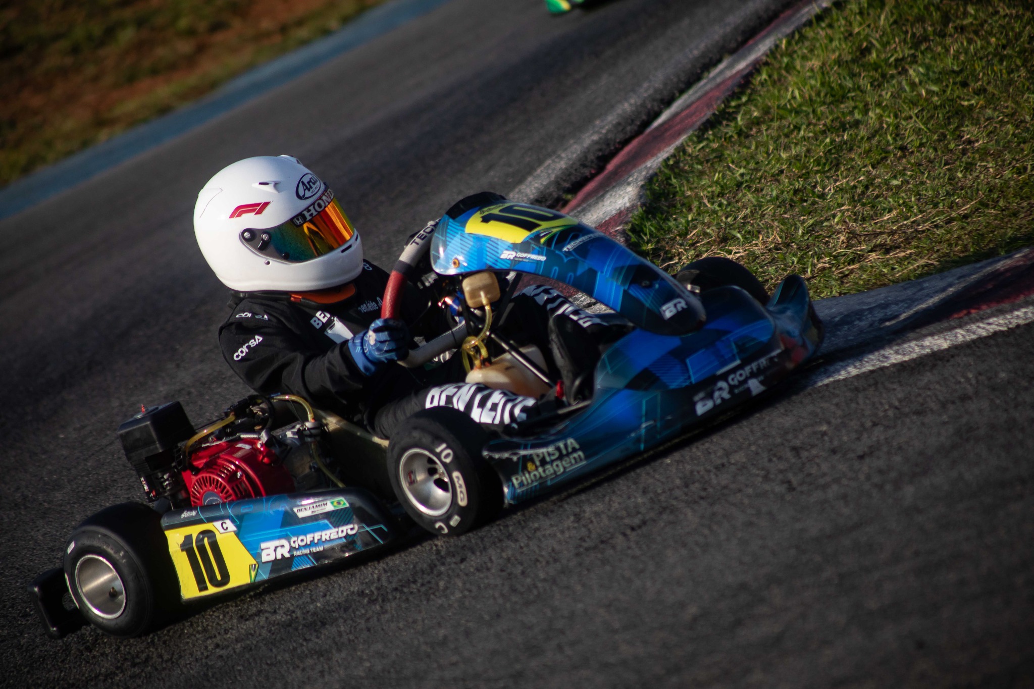 Ben Leite contornando sozinho uma curva com o kart número 10