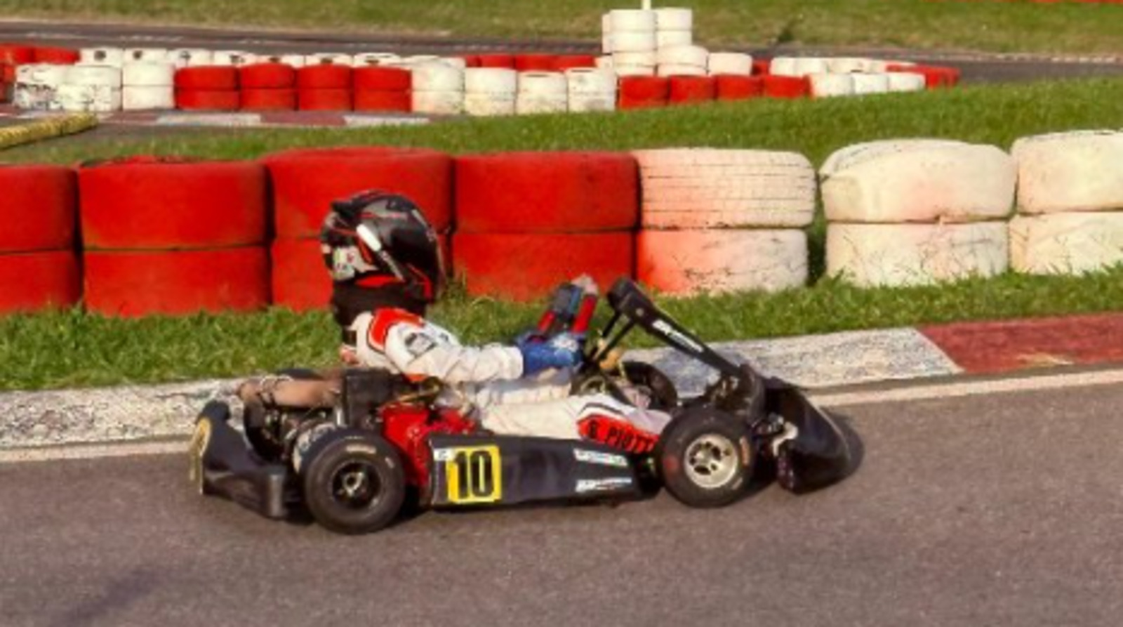 Kart número 10 em treino sobre pista molhada