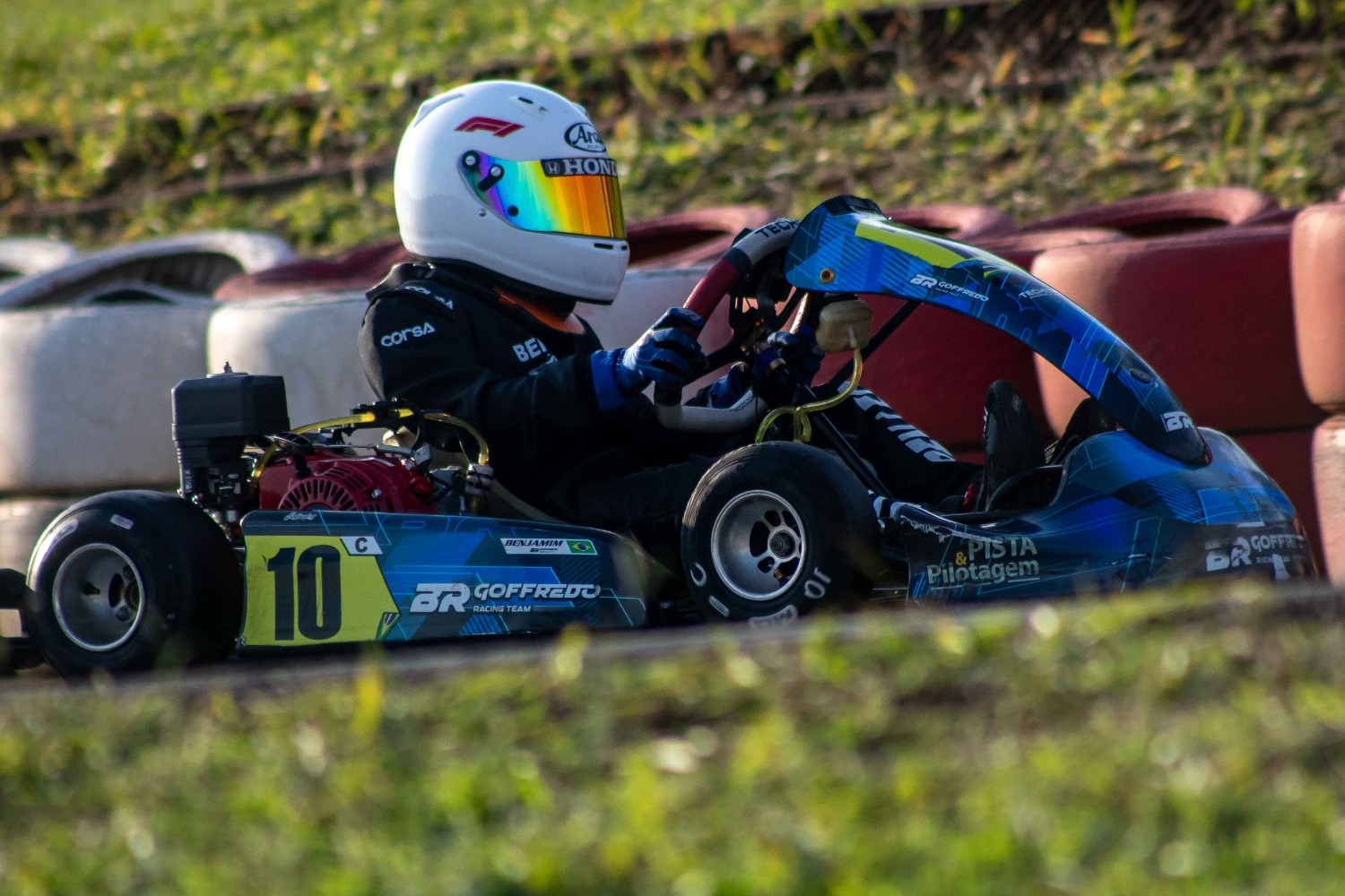 Ben Leite conduzindo sozinho o kart número 10 durante um treino de pista