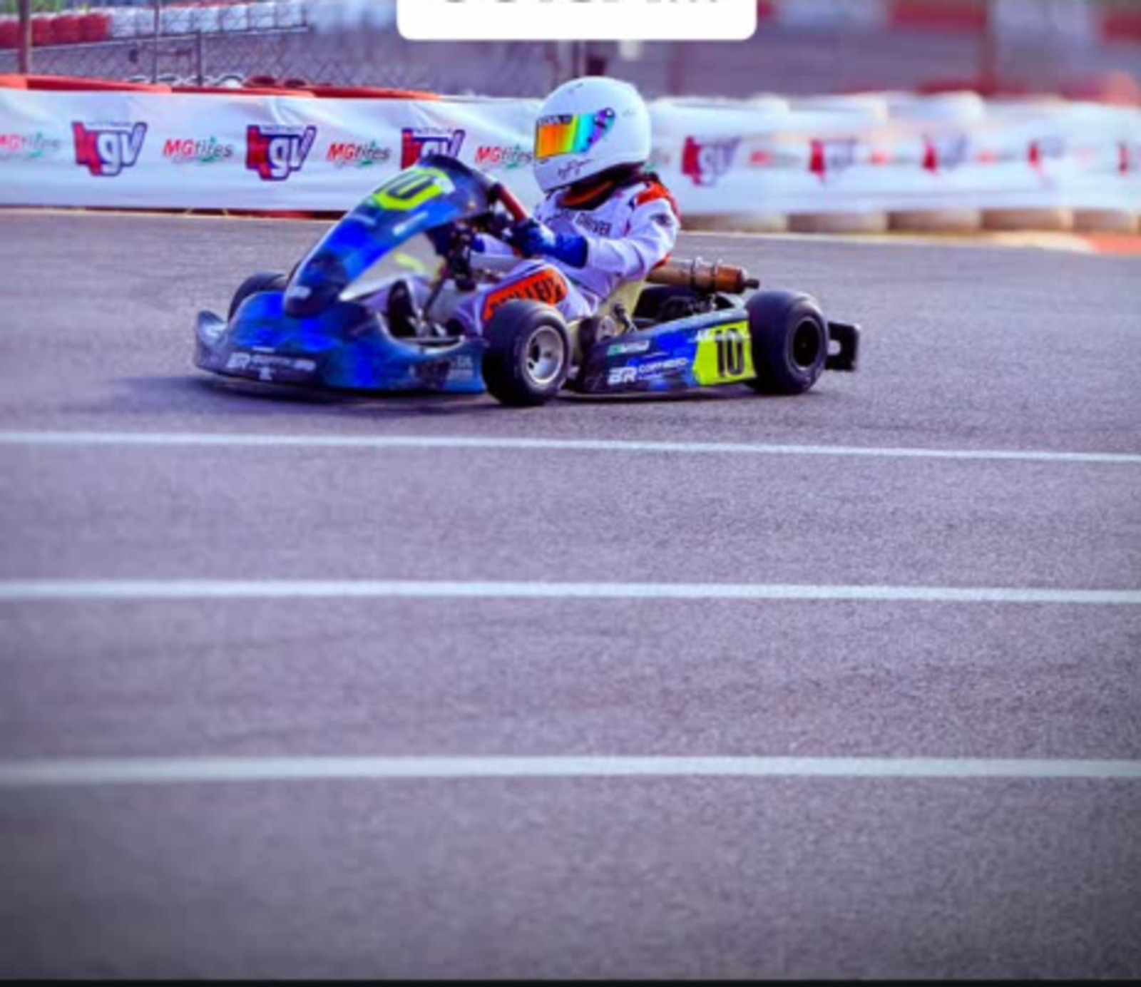Ben Leite conduzindo o kart número 10 durante um treino de pista
