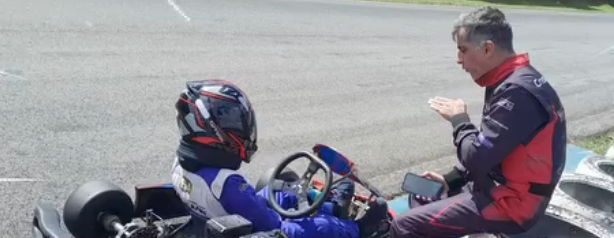 Instrutor orientando Ben Leite dentro do kart